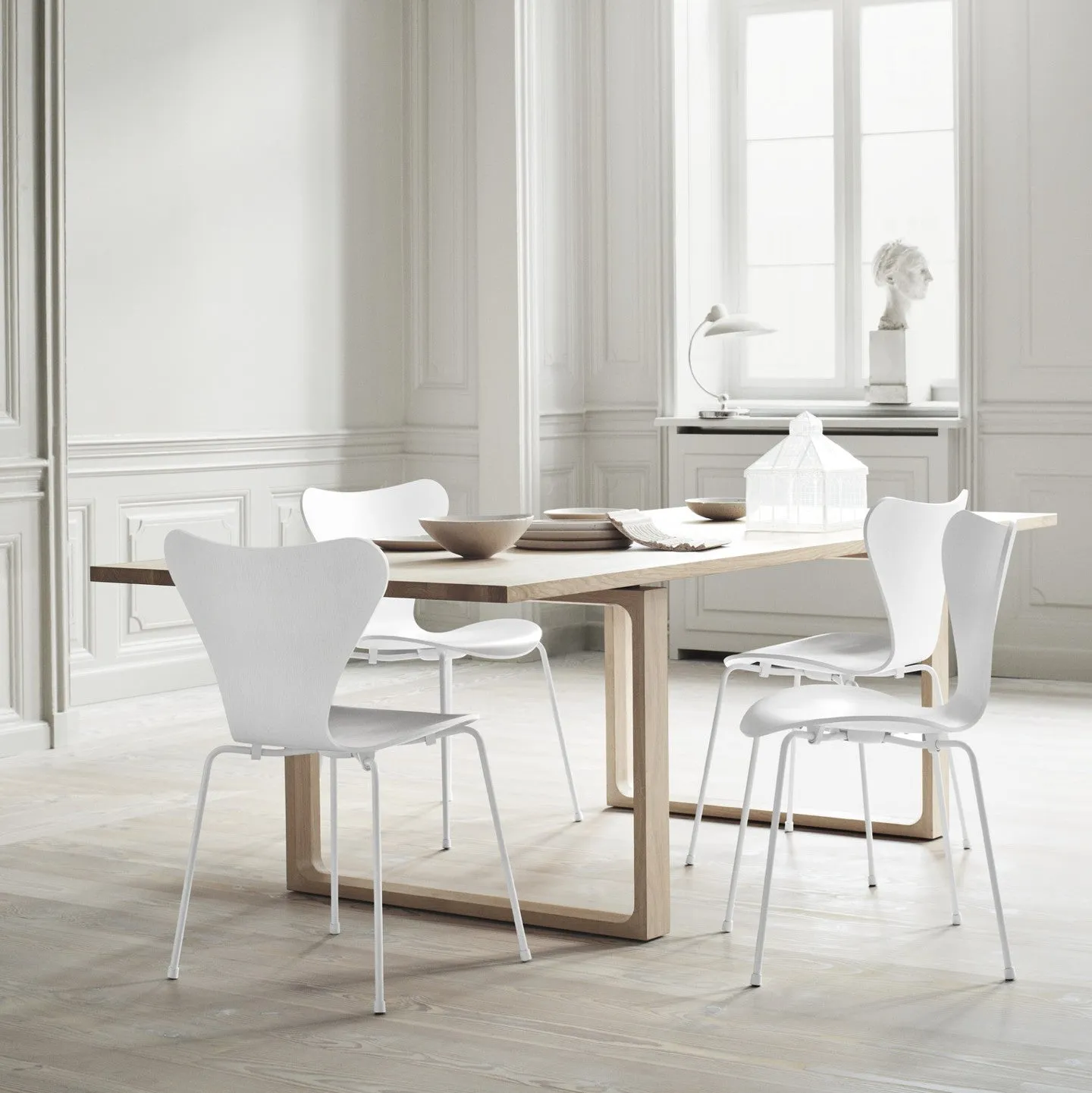 Series 7 Chair Monochrome by Fritz Hansen